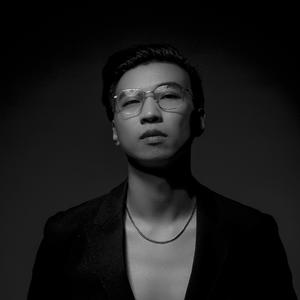 好想两个男人捆绑我做爱我
